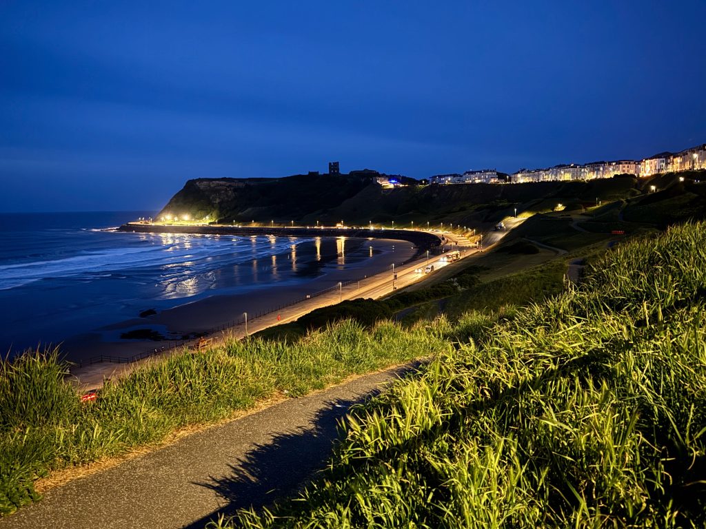 Vista nocturna del Mar del Norte de Scarborough