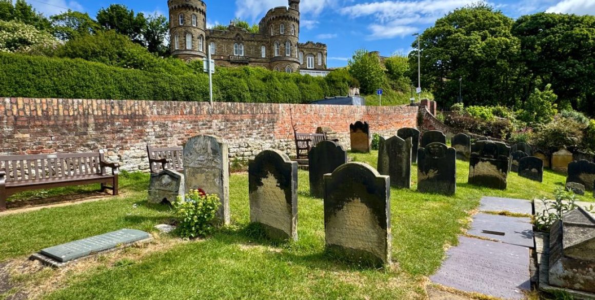 La importancia de la lectura fácil en las rutas literarias (tumba de Anne Brontë)