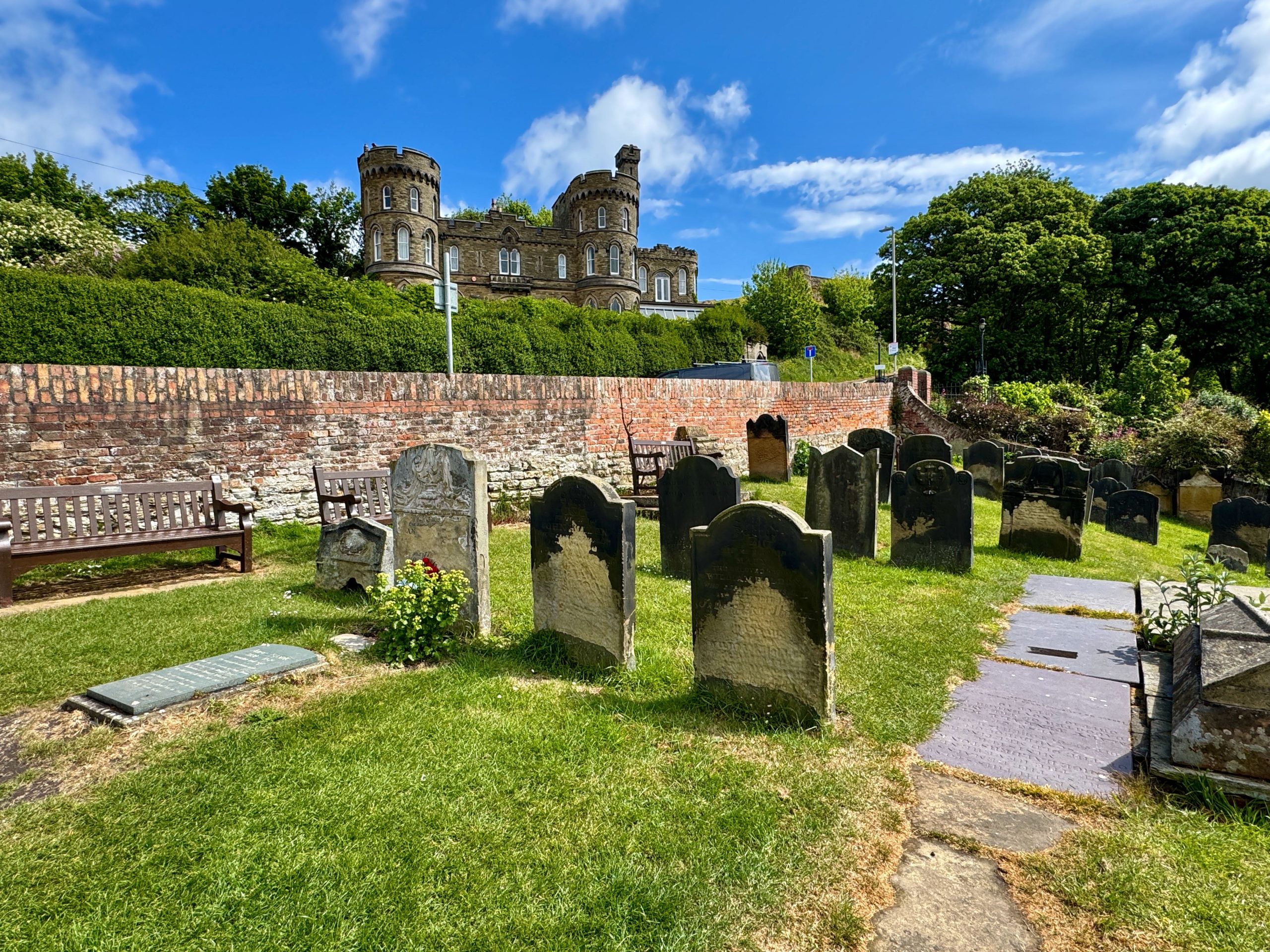 La importancia de la lectura fácil en las rutas literarias (tumba de Anne Brontë)